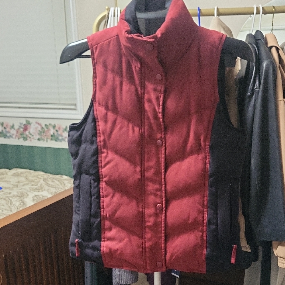 Outback Trading Company LTD. Red and Black Down Puffer XS Vest